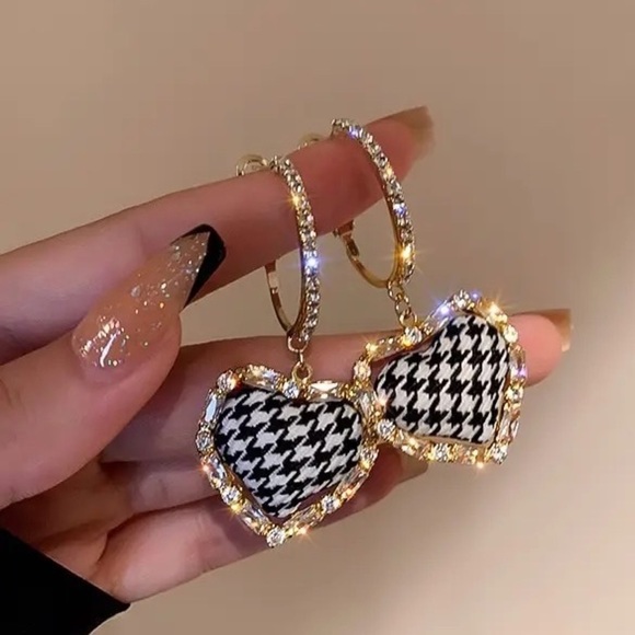 💖5 items for $25 Sale!💖 Heart Shape Rhinestone Drop Earrings - Picture 1 of 6